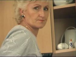 Sexy GILF mit drallen Möpsen beim Hardcore Solosex
