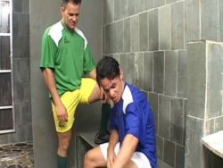 Amateur Schwuchtel lässt sich hemmungslos in den Darm rammeln