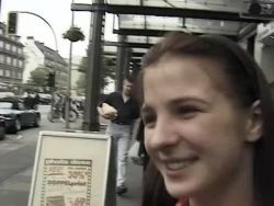 Die dünne Braut von der Straße entkleidet sich bei Buddy