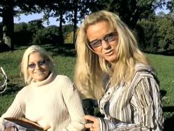 Eine geile blonde Schlampe beim Solofick auf der Couch