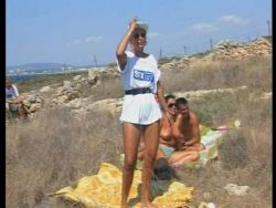 Fickwilliges Amateurpaar befriedigt sich direkt am Strand