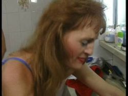 Hobby MILF macht einen tiefen Maulfick bevor sie sich bumsen lässt