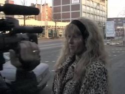 Lustvolle blonde Bitch leckt Schwanz und wird fest gefickt