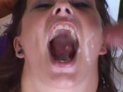 Notgeile Schlampe macht beim Gruppensex den Mundfick