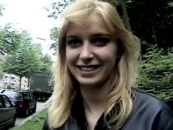 Scharfe Amateurin mit kleinem Busen macht den Deepthroat
