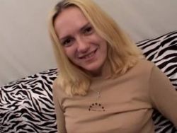 Amateur Hure wird von einem Fremden mit Sextoys in Ritze und Arsch gevögelt