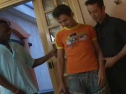 Beim Rosettensex ficken die beiden Schwulen den engen Hintern des fremden Jungen