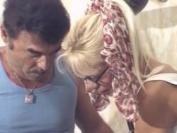 Blonde Mama lässt sich den Arschkanal hart bumsen