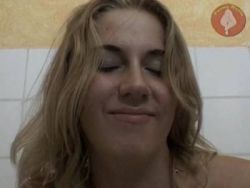 Die dauergeile blonde Bitch verwöhnt sich ihre geile Pflaume selbst