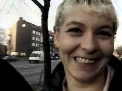 Eine scharfe kurzhaarige Frau auf der Couch im Doppeldecker gefickt