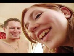 Das junge Girl bläst den Männern den Knüppel