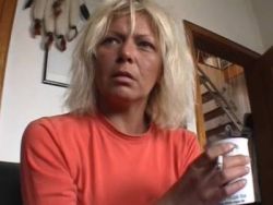 Die schwanzgeile MILF saugt den harten Pimmel