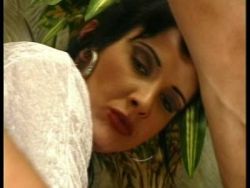 Ein geiles Fickstück mit triefender Pussy macht einen Deepthroat