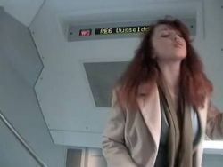 Sexy rotes Flittchen bläst erregten Schwanz im Zug