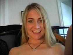 Erotischer Cumshot im Maul einer heißen Blondierten