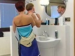 Nach dem Bumsen bekommt eine versaute Hausfrau einen Facial