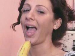 Amateur Nutte mit riesigen Glocken beim geilen Solosex