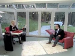 Die blonde Frau mit den riesigen Titten erregt den Angestellten