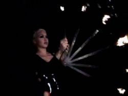 Die gutgebaute blonde Schlampe sieht in dem Fetischoutfit geil aus