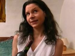 Sexy Amateurin mit vollen Glocken reibt sich das Bumsloch