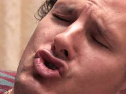 Richtig hart verwöhnt der sexy Kerl seinen Knüppel