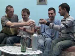 Vier schlanke Gays treffen sich zum Rudelbumsen auf der Couch