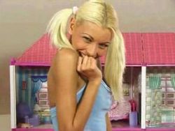 Das junge Girl macht es sich selbst