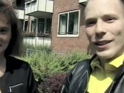 Harter Ständer wird von dem Girlie hemmungslos geblasen