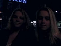 Blonde Mädels lutschen den Pimmel beim Dreiersex