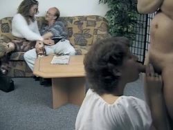 Notgeile Amateur Nutten blasen den Pint beim Gruppensex