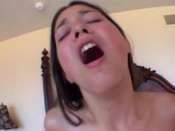 Sexy Teenie bläst den harten Schwengel