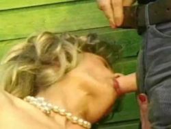 Blonde Hobbyhure lässt sich Open Air beim flotten Dreier nageln