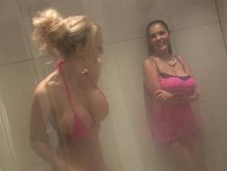 Spitzer Mann steht auf Gruppensex mit sexy Flittchen