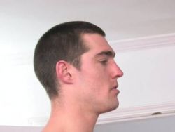 Bei einem notgeilen Handjob massiert der heiße Kerl seinen prallen Schwanz