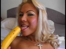 Blondes Luder stopft sich die behaarte Pussy