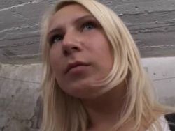 Blondine mit dicken Glocken macht den Handjob