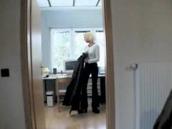 Blondine mit drallen Eutern zeigt sich in Dessous