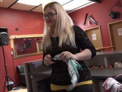 Der Stecher mit dem kleinen Schwanz leckt und bumst die Blondine ausgiebig