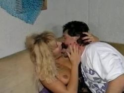 Die geile blonde Fotze lässt sich schön durchnudeln