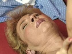 Die geile blonde Schlampe wird richtig schön durchgefickt