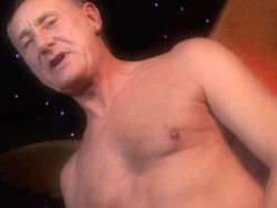 Zwei sexy blonde Hobbyhuren machen den extremen Rachenfick beim Gangbang