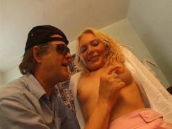 Der reife Kerl steht auf alt und unverbraucht und fickt die blonde Frau mit der Hand