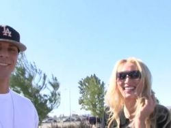 Eine geile ältere Blondine knallt mit einem jungen Kerl