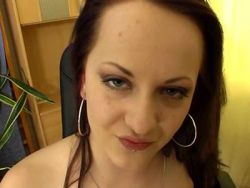 Geile Frau mit kleinen Hupen fingert ihre Vagina