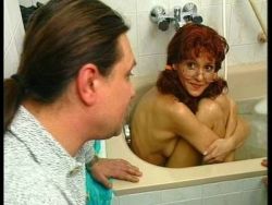 MILF mit kleinen Hupen lutscht einen Pimmel