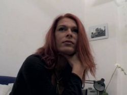 MILF mit kleinen Möpsen fickt sich mit dem Toy