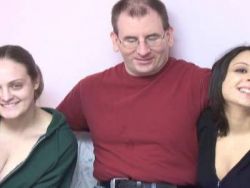 Die Fotze lutscht dem Typen den kleinen Pimmel
