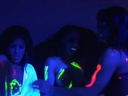 Beim Triosex poppen sich die geilen Brasil Luder mit einem Toy
