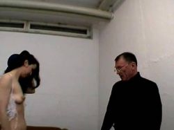Mutti mit einer unbehaarten Pussy beim geilen Kehlenfick