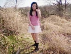An der frischen Luft zeigt die asiatische Teen Fotzenschlampe ihre Möse und Möpse